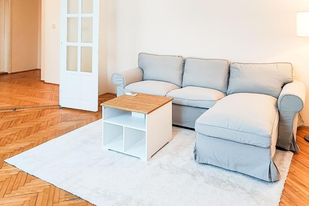 Filinhome Trg Mladenaca Novi Sad Bagian luar foto