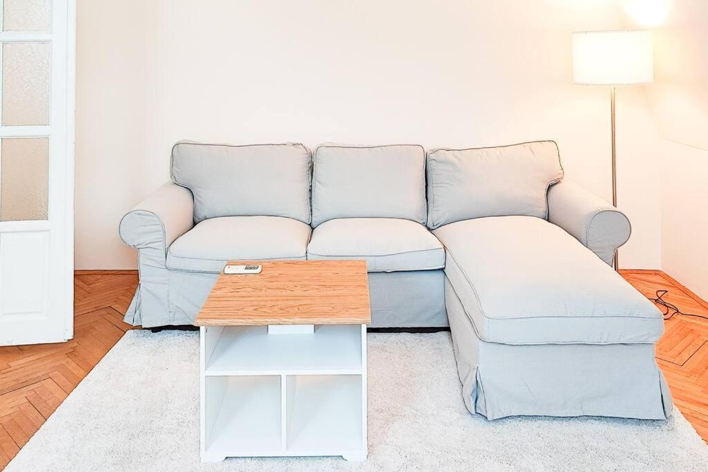 Filinhome Trg Mladenaca Novi Sad Bagian luar foto