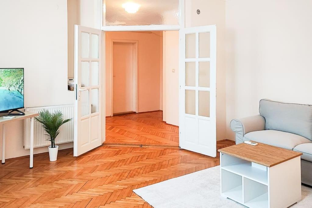 Filinhome Trg Mladenaca Novi Sad Bagian luar foto